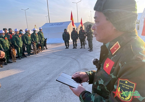 Lực lượng cứu nạn của Quân đội nhân dân Việt Nam tại Thổ Nhĩ Kỳ đọc thư khen của Đại tướng Phan Văn Giang

